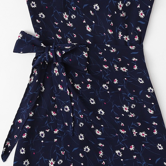 🏆⭐️🆕Navy floral bow front wrap hem dress - Picture 3 of 7